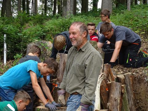 Bau des Hirschkäfermeilers in Tann