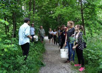 Experte Christoph Stein mit den Teilnehmern der botanischen Exkursion im Lichtberger Wald