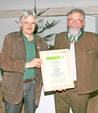 Bund-Naturschutz-Landesbeauftragter Richard Mergner (links) überreicht anlässlich einer Feierstunde die Urkunde zur BN-Waldmedaille an Revierjagdmeister Nikolaus Urban. – Fotos: Hascher