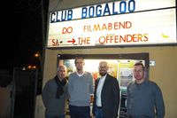 Das neue alte Kino. Nicht die Regel, aber eine gute und charmante Option für zukünftige gemeinsame Filmabende, darin waren sich BN-Kreisvorsitzender Matthias Schmöller (Mitte rechts) und Tobias Hanig (Mitte links, BN-Referent für Baukultur und Stadtentwicklung) zusammen mit stellvertretendem Vorsitzenden Dr. Jürgen Riedler (rechts) und Filmmeister Gernot Richter-Pöhlmann (links) einig. – Foto: red