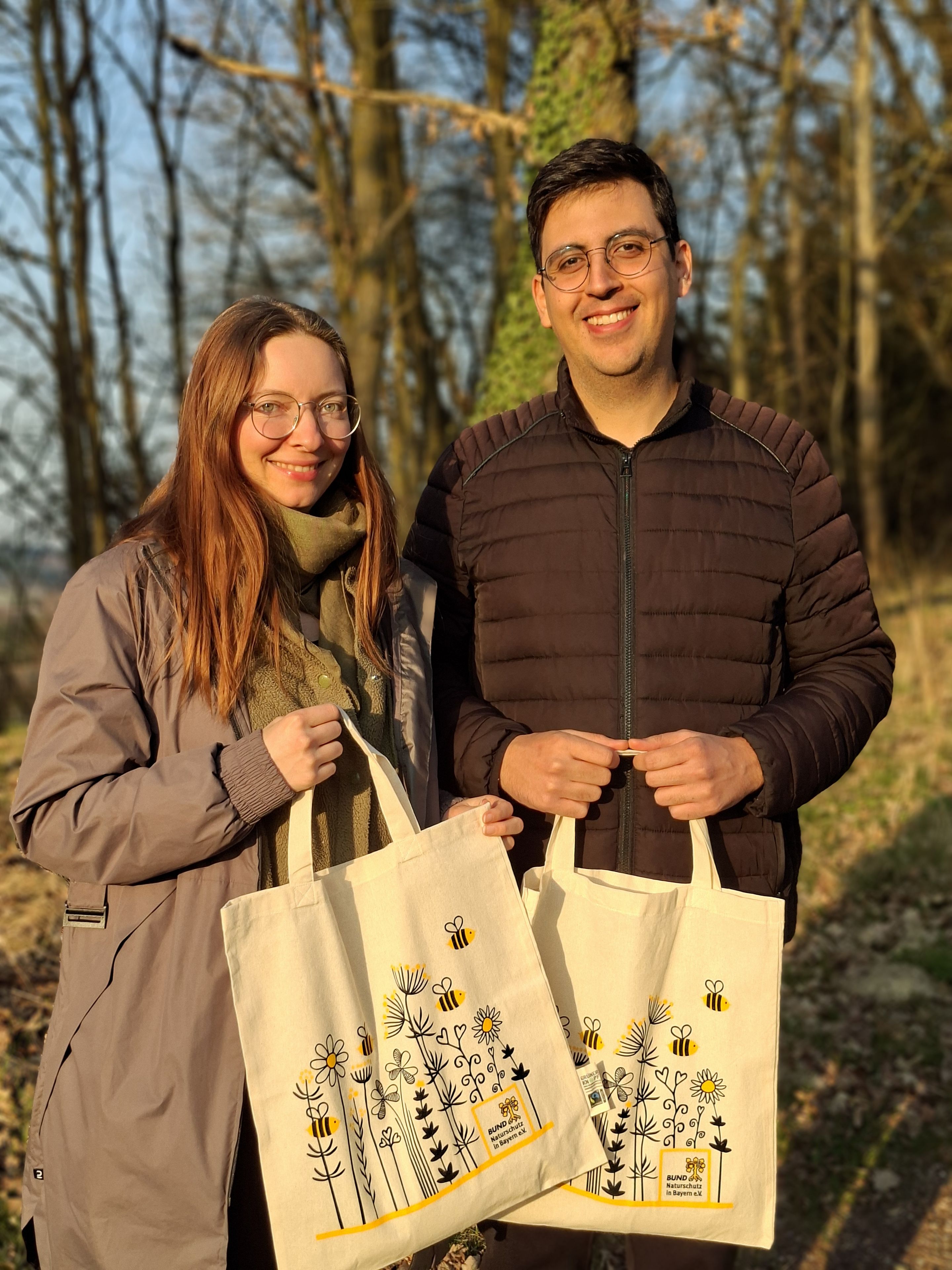 Mann und Frau mit Tasche